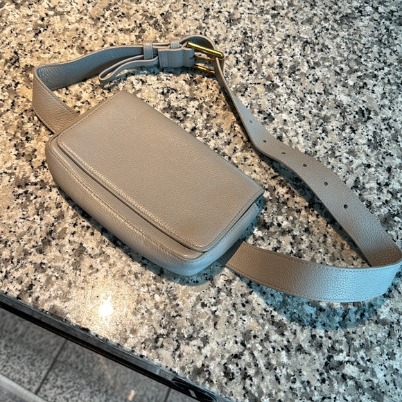 Auxiliary belt bag by Aritzia. - Picture 3 of 11